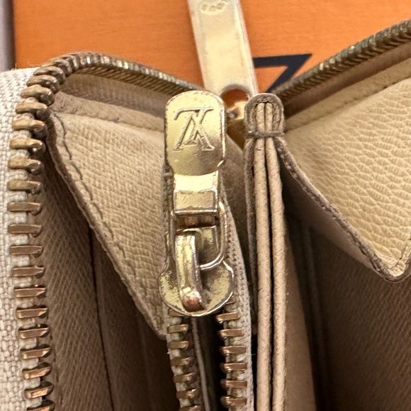 Louis Vuitton Damier Azur Zippy Wallet - Picture 6 of 15